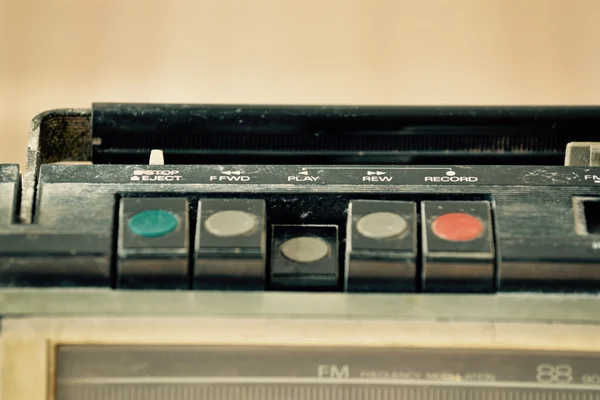 Poros régi rádió egy kazettás magnó — Stock Fotó