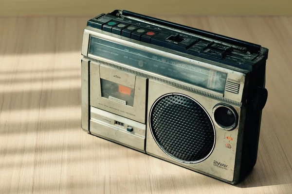 Rádio velho empoeirado com um leitor de cassetes — Fotografia de Stock