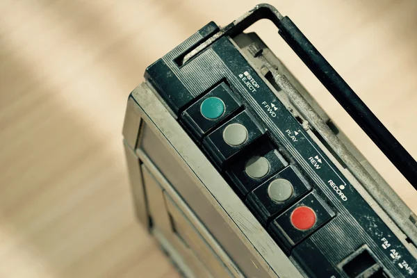 Rádio velho empoeirado com um leitor de cassetes — Fotografia de Stock