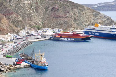 Feribot Athinios limanında, Santorini, Yunanistan
