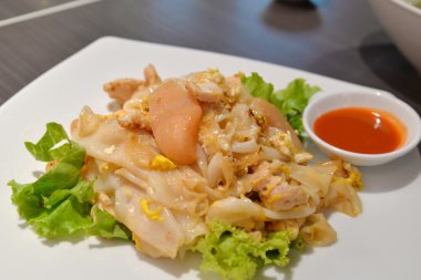 Kızarmış pirinç noodle tavuk ve kalamar ile karıştırın