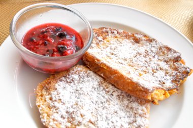 Yumurtalı beyaz tabakta berry Komposto ile