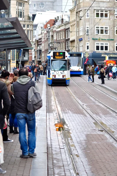 Reisende an der Straßenbahnhaltestelle, amsterdam — Stockfoto
