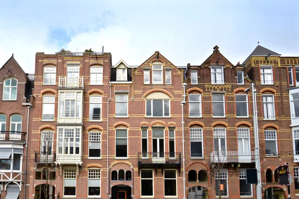 Čelní pohled tradičních budov v Amsterdamu — Stock fotografie