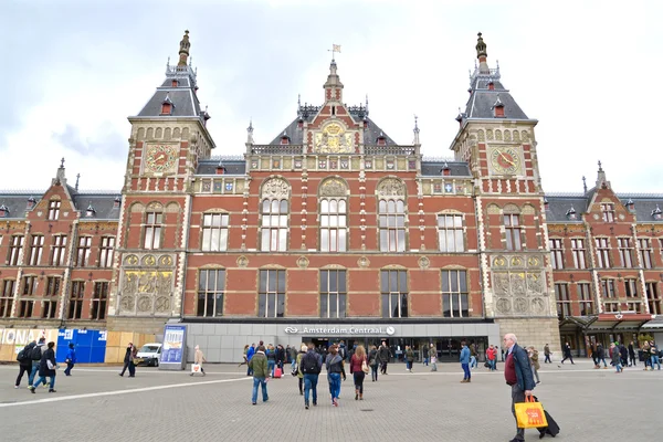 Podróżny w Amsterdam Central — Zdjęcie stockowe