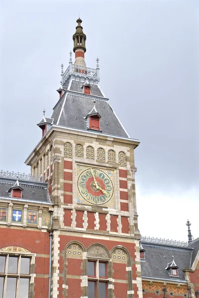 Główny dworzec kolejowy w wieży zegarowej, Amsterdam, Holandia — Zdjęcie stockowe