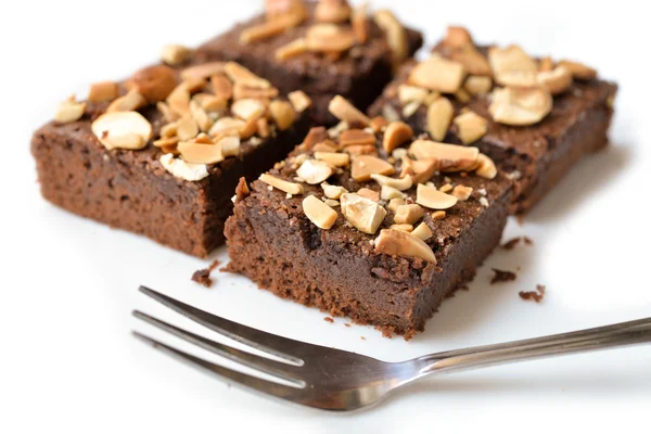 Muitos pedaços de brownie no fundo branco isolado — Fotografia de Stock