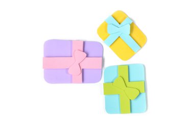 İzole beyaz zemin üzerine - hediye kutuları kağıt kesme