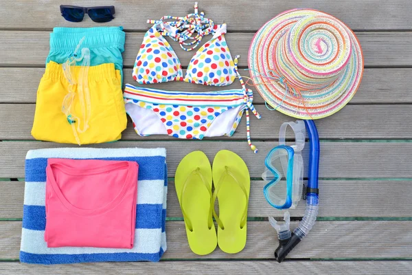 Abbigliamento mare vista dall'alto con occhiali da sole, occhiali, bikini, sandalo, pantaloncini e asciugamano . — Foto Stock