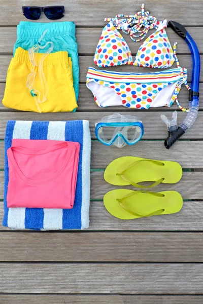 Abbigliamento mare vista dall'alto con occhiali da sole, occhiali, bikini, sandalo, pantaloncini e asciugamano . — Foto Stock