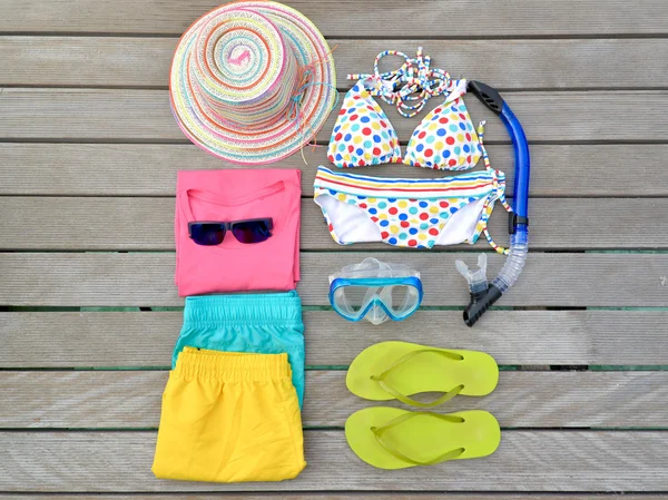 Beachwear von oben mit Sonnenbrille, Brille, Bikini, Sandale, Short und Handtuch. — Stockfoto