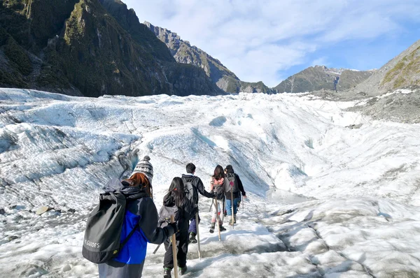 Trekking en el glaciar Fox, Nueva Zelanda . — Foto de Stock
