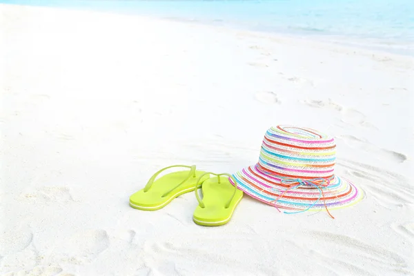 Hat and slipper on the beach, Maldives — Stock Photo, Image