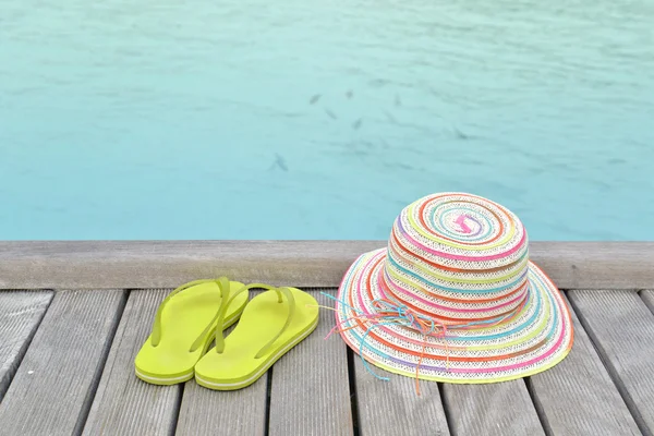 Cappello e scarpa colorati sul ponte in riva al mare, Maldive — Foto Stock