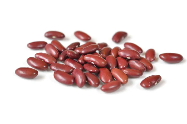 Röda kidneybönor på vit bakgrund - isolerade — Stockfoto