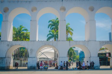 Arcos da Lapa Landmark beyaz kemerli parlak mavi gökyüzü altında
