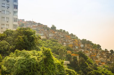 Rio de Janeiro, Brezilya Favela Santa Marta dağın binalar.