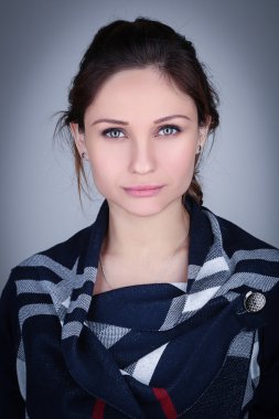 Güzel bir esmer kadının portresi.