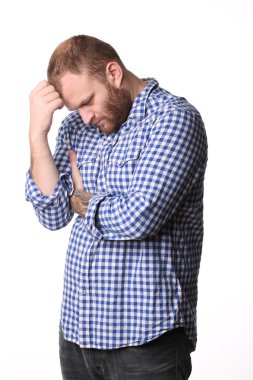 Sakallı dalgın adam kollarını aşağı bakarak geçti