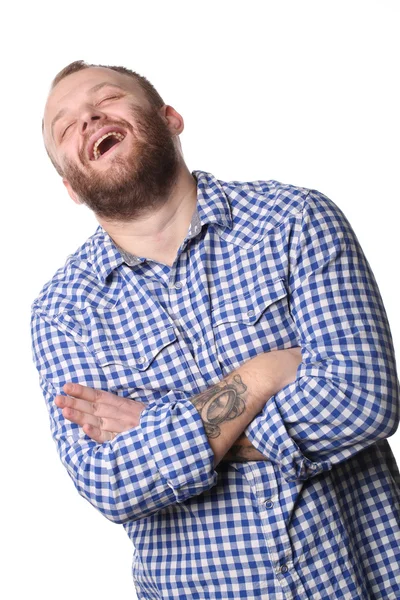 Mann mit Bart lacht im Stehen Arme verschränkt in die Kamera blickend — Stockfoto