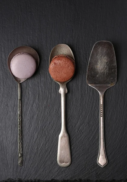 Macarons a evőeszközök, fekete háttéren — Stock Fotó