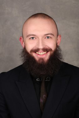 Uzun sakal ve bıyık hipster adamla gülümseyen genç portre