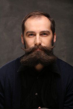 Uzun sakal ve bıyık hipster portre genç adamla