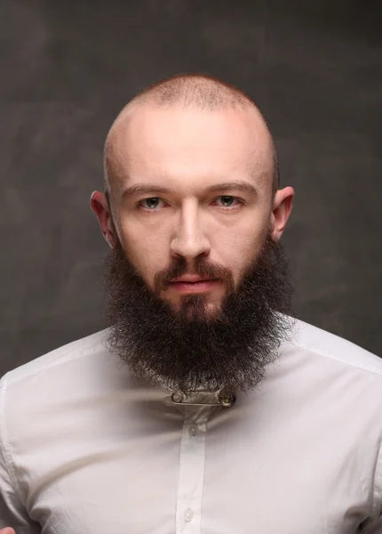 Portrait jeune homme à longue barbe et moustache hipster — Photo