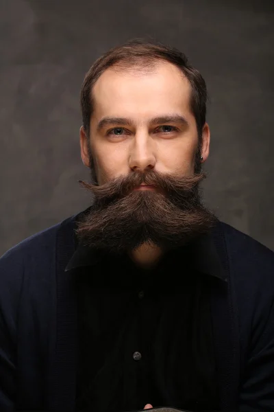 긴 수염과 콧수염 hipster 세로 젊은 남자 — 스톡 사진