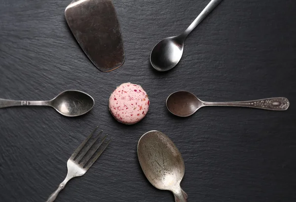 Los macarrones están sobre fondo negro rodeados de cubiertos —  Fotos de Stock