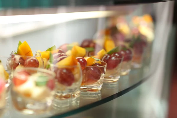 Vers fruit perzik en druiven in een klein glas — Stockfoto