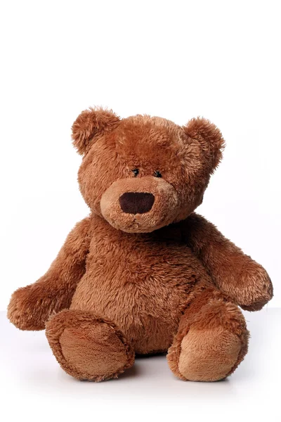 Pluizige bruine teddybeer geïsoleerd op witte achtergrond — Stockfoto