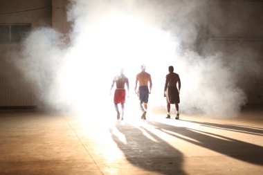 Eski bir bina olarak çalışma boks üç genç adam