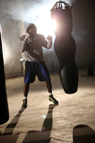Afroamerický boxer s děkanem v tělocvičně — Stock fotografie