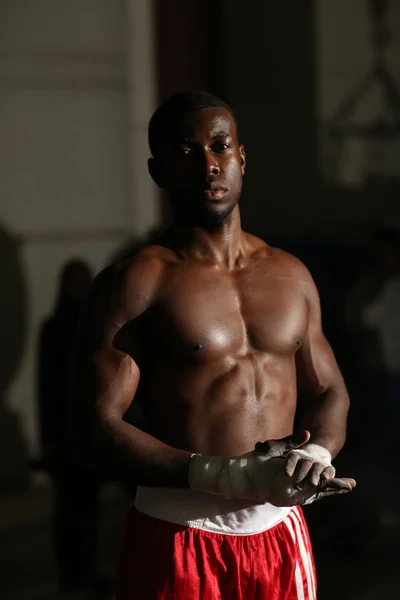 Афроамериканский боксер в красных шортах в спортзале — стоковое фото