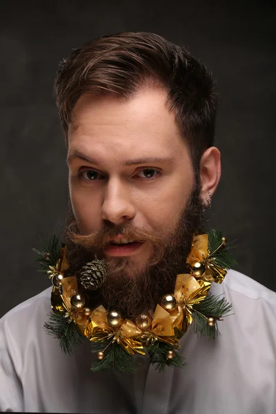 Portrait de nouvel an homme, longue barbe avec décorations de Noël — Photo