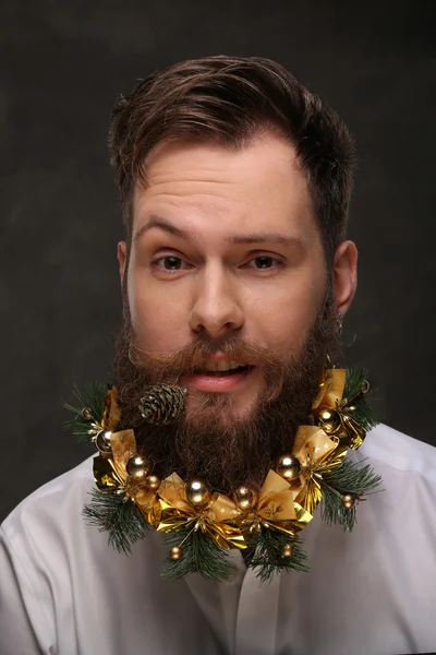 Retrato de hombre de año nuevo, barba larga con decoraciones de Navidad —  Fotos de Stock