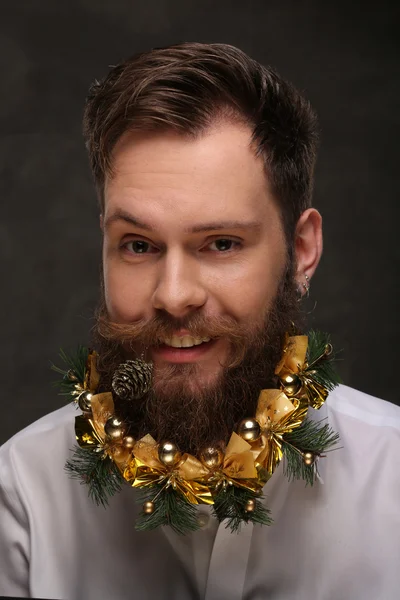 Porträt eines Neujahrsmännchens, langer Bart mit Weihnachtsdekoration — Stockfoto