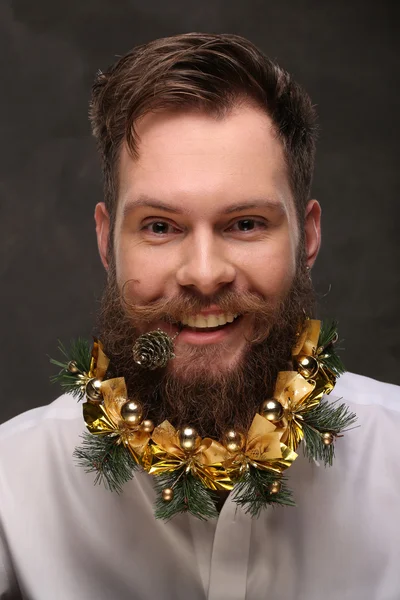 Porträt eines Neujahrsmännchens, langer Bart mit Weihnachtsdekoration — Stockfoto