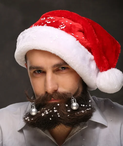 Портрет новогоднего человека, длинная борода с рождественскими украшениями — стоковое фото