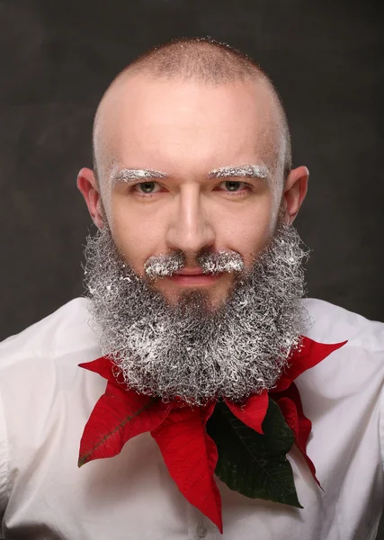 Porträt eines Mannes mit aufgemaltem langen Bart in weiß — Stockfoto