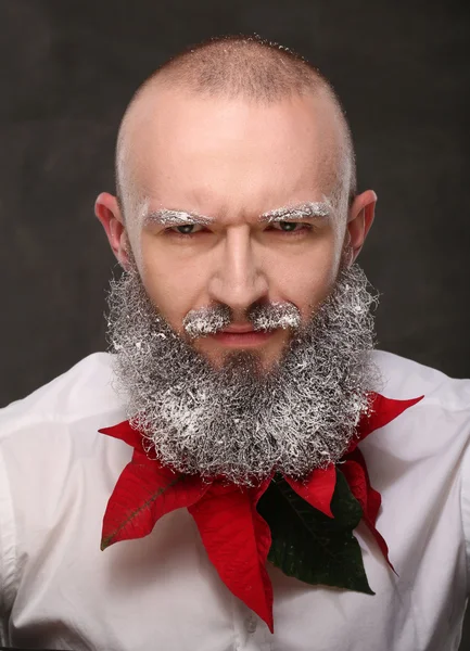 Портрет одного человека с длинной бородой в белом — стоковое фото