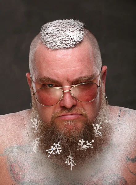 Pápaszemes az ember hosszú szakáll hópelyhek portréja — Stock Fotó