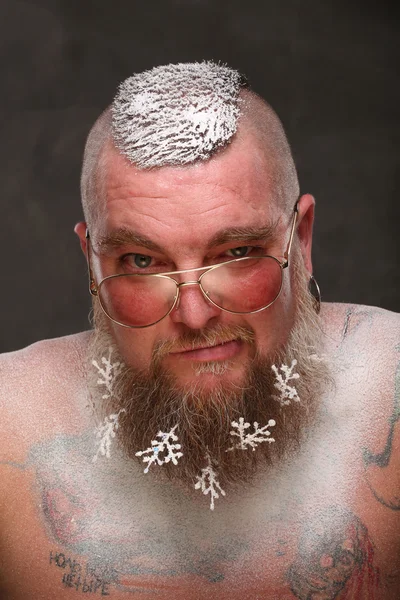 Pápaszemes az ember hosszú szakáll hópelyhek portréja — Stock Fotó