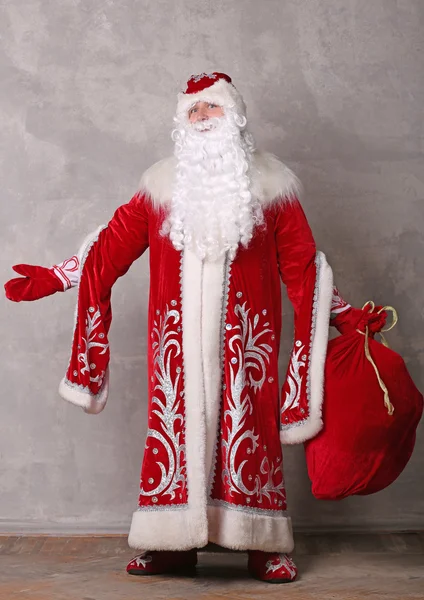Father Frost em casaco vermelho com saco de presentes de Natal — Fotografia de Stock