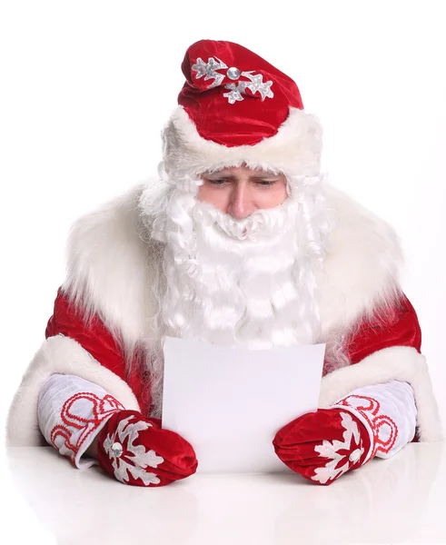 Портрет Деда Мороза с листом бумаги — стоковое фото