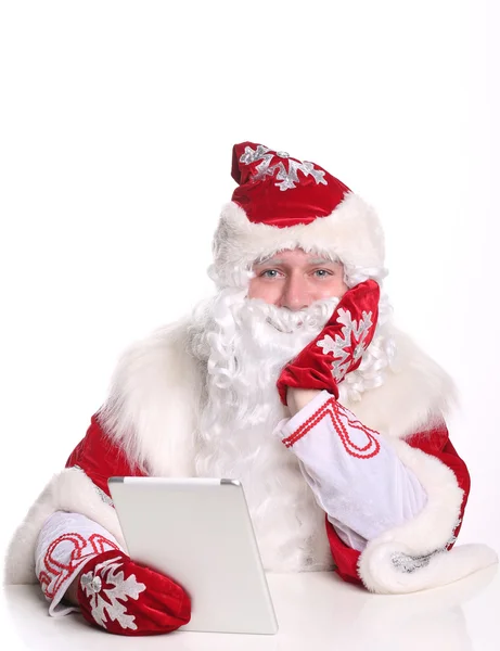 Retrato sorrindo Father Frost segurando um tablet — Fotografia de Stock