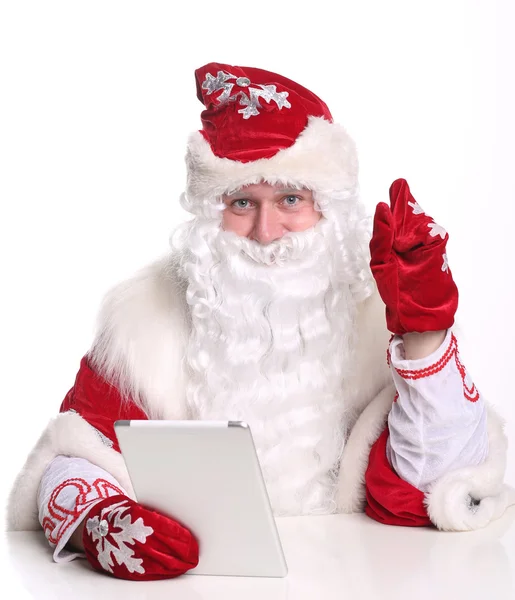 Портрет, улыбающийся Дед Мороз, держащий планшет — стоковое фото