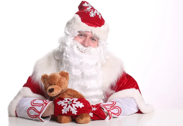 Retrato sonriente Padre Frost sosteniendo un oso de peluche —  Fotos de Stock