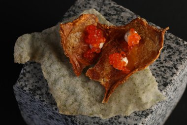 Taşa gofret ile krem peynir, kırmızı havyar servis